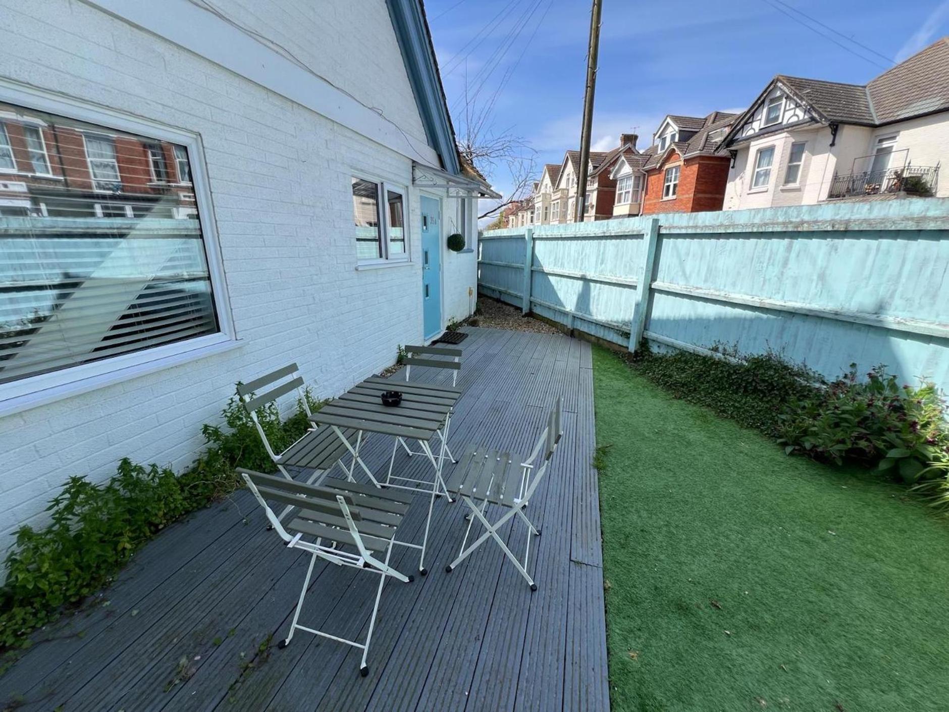 Prázdninový dům 5 Min Walk To The Best Beach! Lovely 3 Bedroom Charming Cottage! - Great Location - Free Parking - Fast Wifi - Smart Tv - Sleeps Up To 6! Close To & Poole Town Centre & Sandbanks Bournemouth